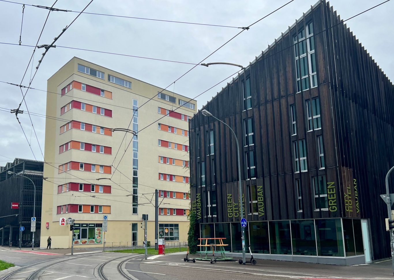 PAula-Modersohn-Platz Rückseite Zwei moderne Gebäude mit unterschiedlichen Fassaden in städtischer Umgebung.